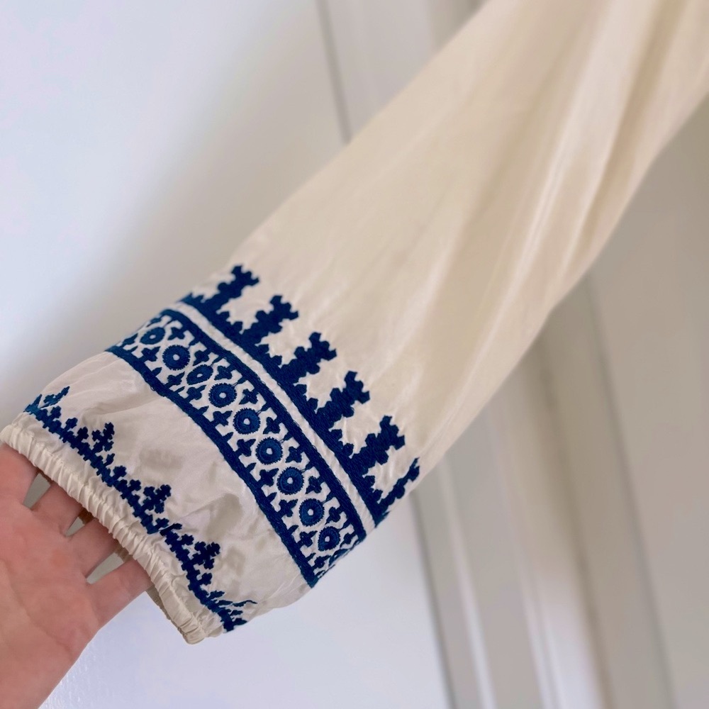 💙 Lucky 💙 Embroidered Cream and Blue Women's Top. Size M - Picture 4 of 4